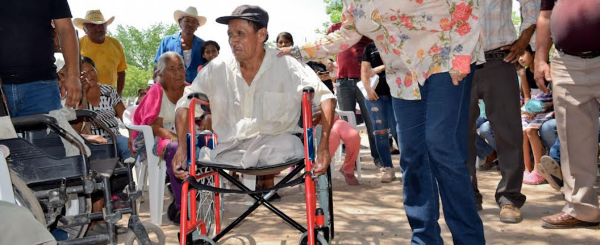 Entrega Alcaldesa Rosario Quintero y DIF silla de ruedas