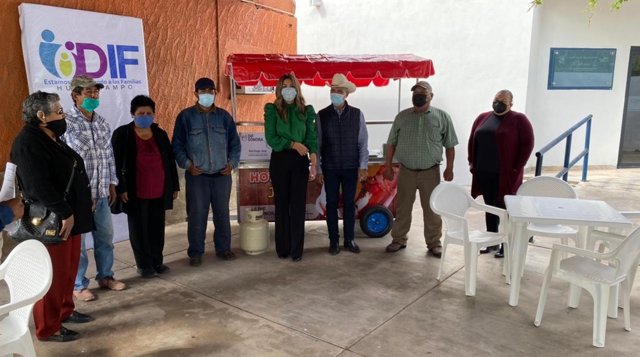Entrega presidenta de DIF proyecto productivo
