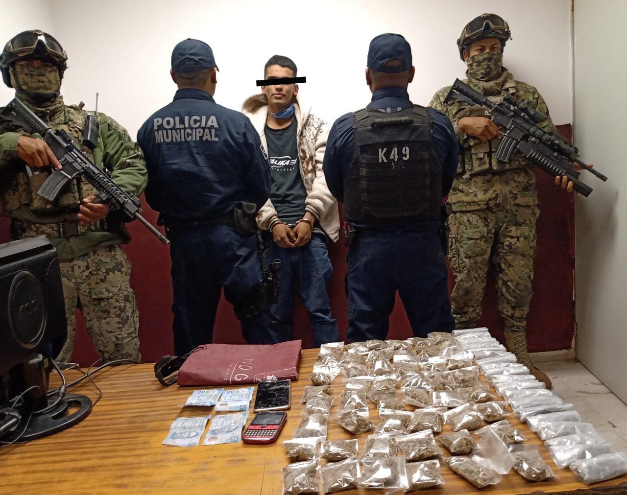DETIENE LA POLICÍA MUNICIPAL Y MARINA A SUJETO POR PRESUNTO DELITO CONTRA LA SALUD