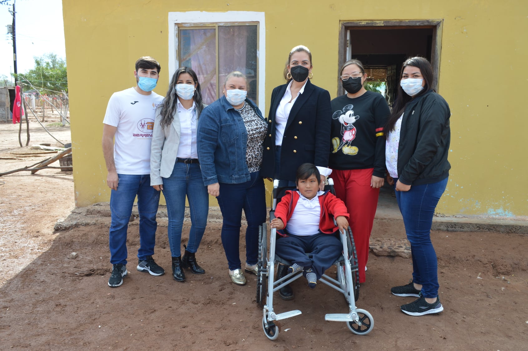 Sagrario Montaño de Díaz realiza entrega de Silla de Ruedas en la Comunidad de San Antonio