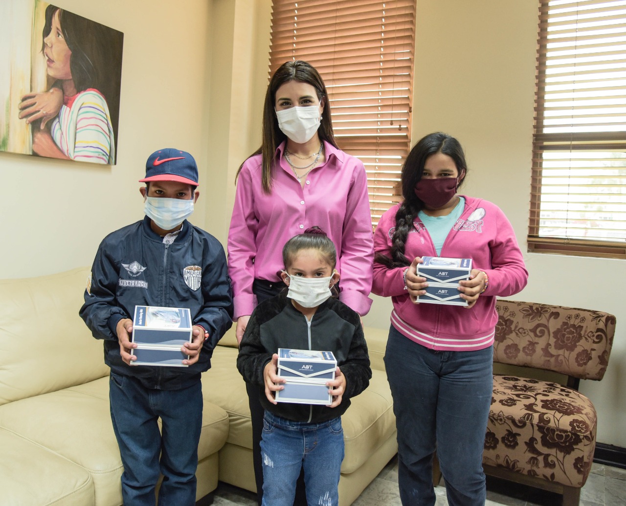 CAMBIAN VIDA DE NIÑAS Y NIÑOS CAJEMENSES CON ENTREGA DE AUXILIARES AUDITIVOS