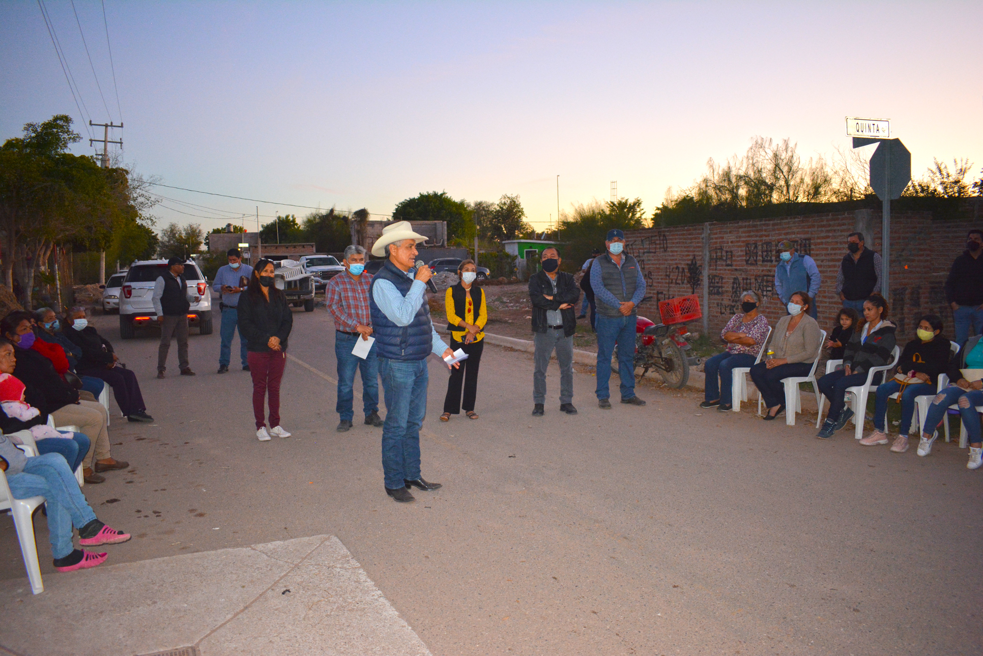 Presidente Ramón Díaz visita la colonia Colosio y anuncia alumbrado público