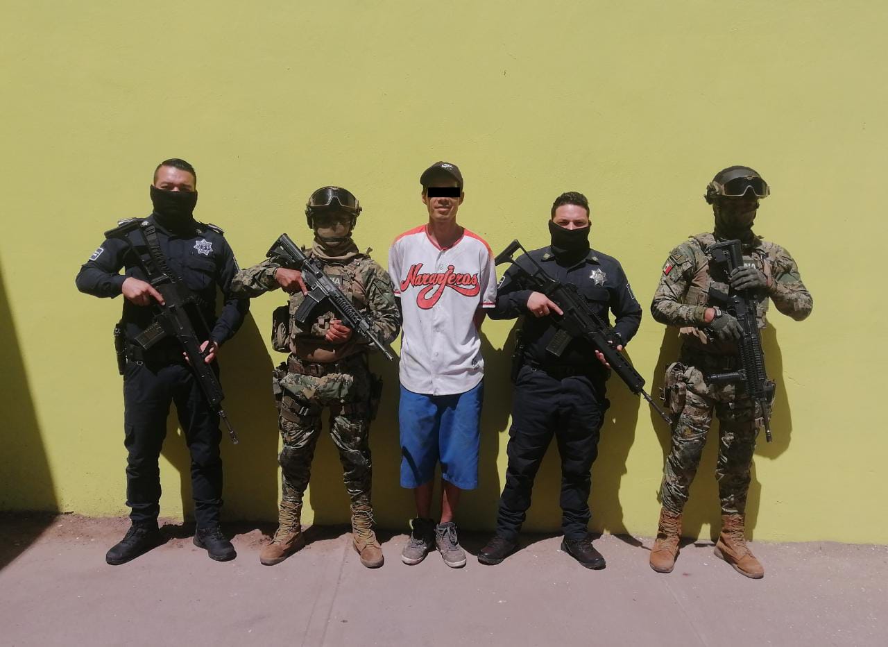 DETIENEN AGENTES A SUJETO CON ORDEN DE APREHENSIÓN POR PRESUNTA PORTACIÓN DE ARMA PROHIBIDA
