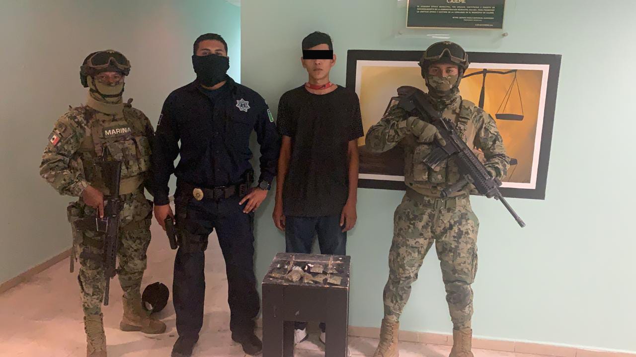 DETIENEN POLICÍA MUNICIPAL Y MARINA A SUJETO EN POSESIÓN DE DROGA