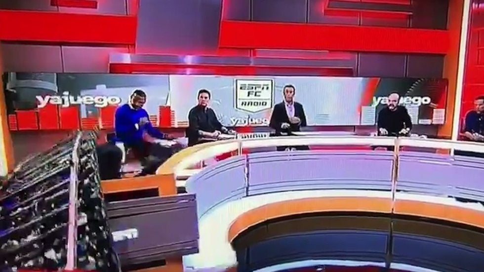 Integrante de ESPN es aplastado por una pantalla