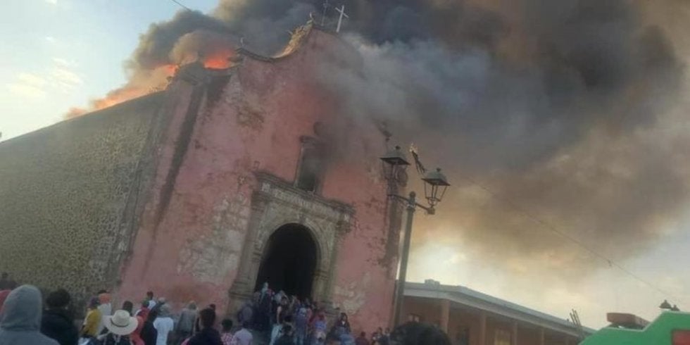 Incendio destruye templo de Santiago Apóstol en Paracho, Michoacán