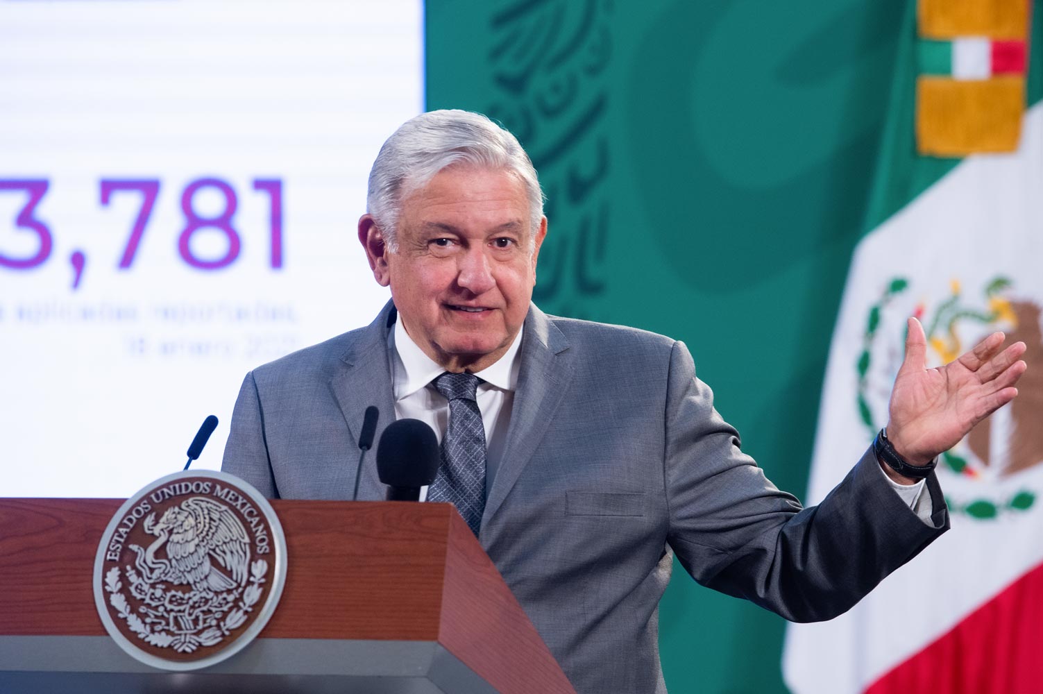 Con los niños no: AMLO reprueba que policías comunitarios entrenen a niños