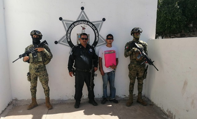 DETIENEN AGENTES A PRESUNTO LADRÓN DE PLANTEL ESCOLAR