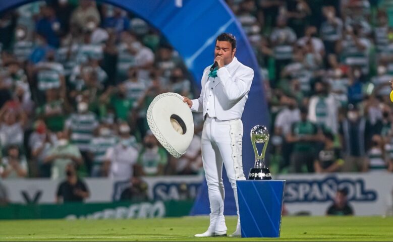 Pablo Montero le cambia la letra al Himno Nacional