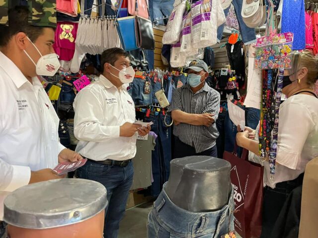 Jacobo Mendoza visita el Tianguis de la Primero Hermosillo