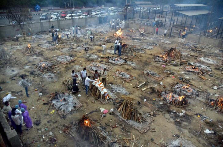 India rompe récord de muertes diarias por COVID-19 con 3,680 defunciones