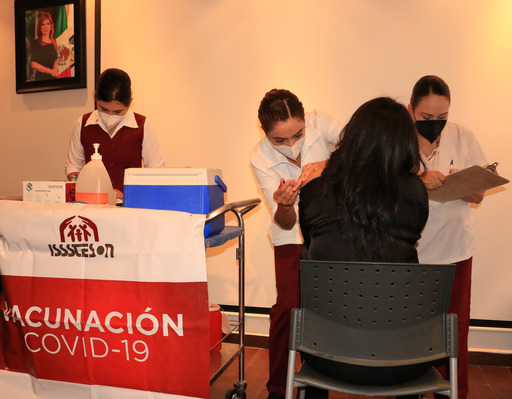 Aplica Isssteson más de mil vacunas contra COVID-19 en personal de segunda línea de atención