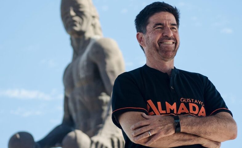 Se da debate sin Gustavo Almada
