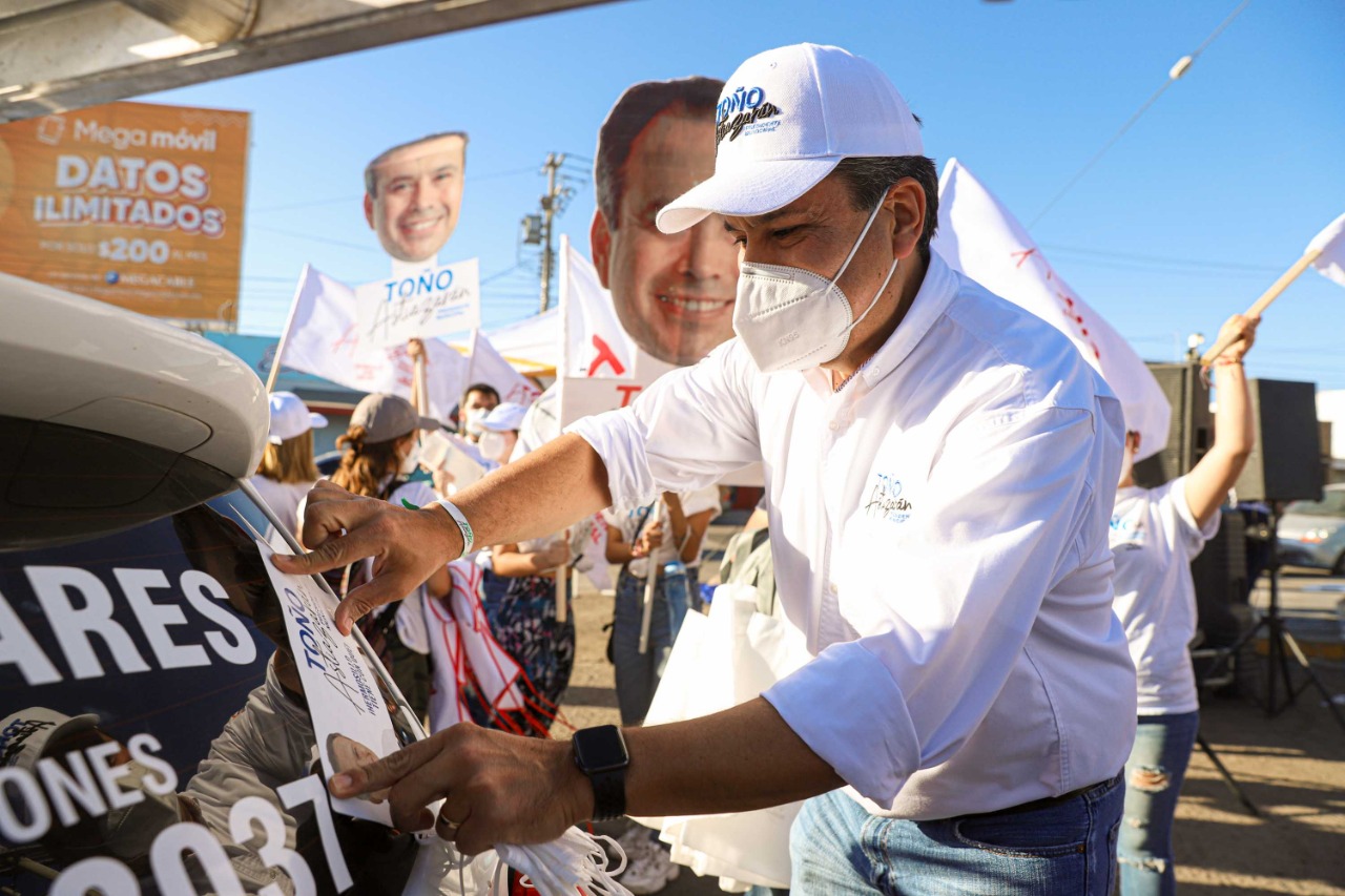 Con llantas recicladas se taparán baches: Toño Astiazarán