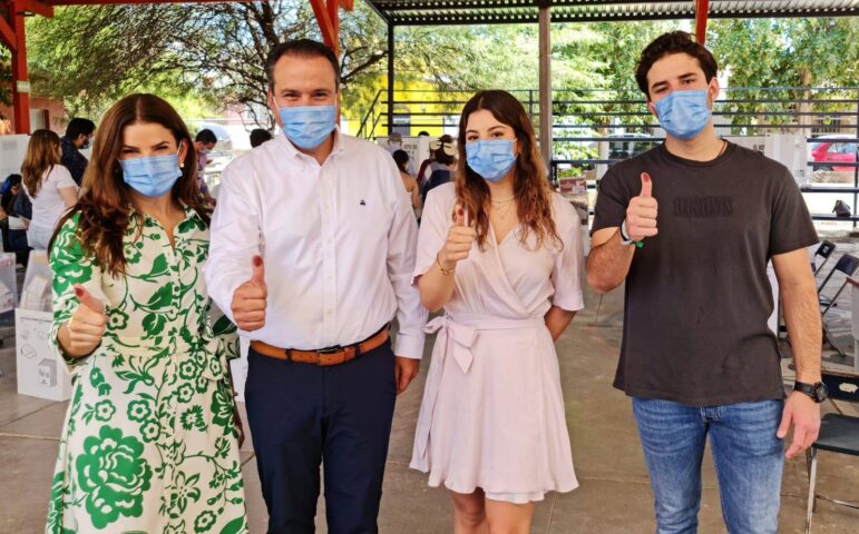Antonio Astiazarán asiste a votar en Hermosillo