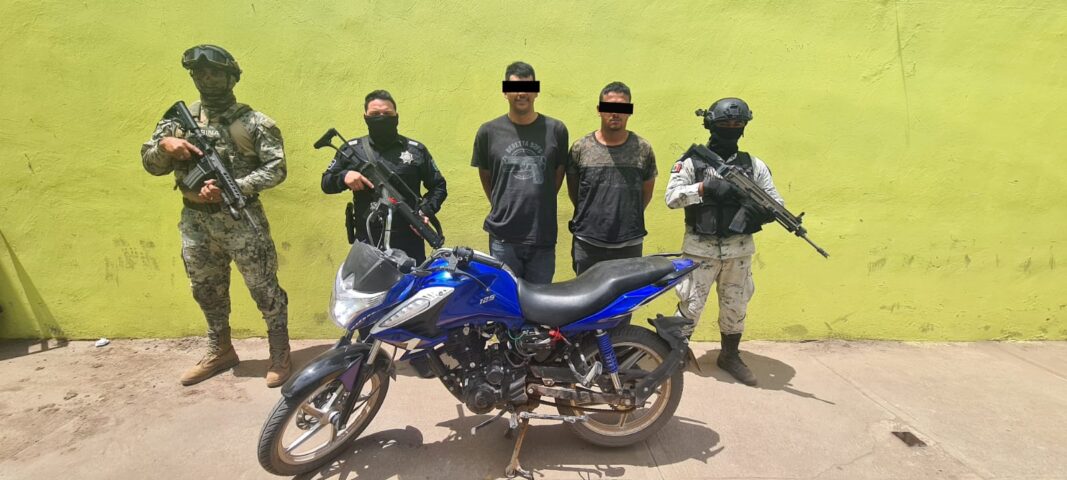 DETIENEN AGENTES A SUJETOS POR PRESUNTA POSESIÓN DE VEHÍCULO DE PROPULSIÓN MECÁNICA CON REPORTE DE ROBO