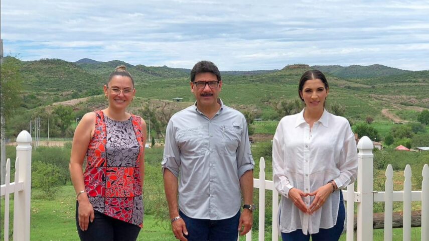 Se reúnen Azalia Guevara, Juan Francisco Gim y Ana Bernal en el ejido Mascareñas.