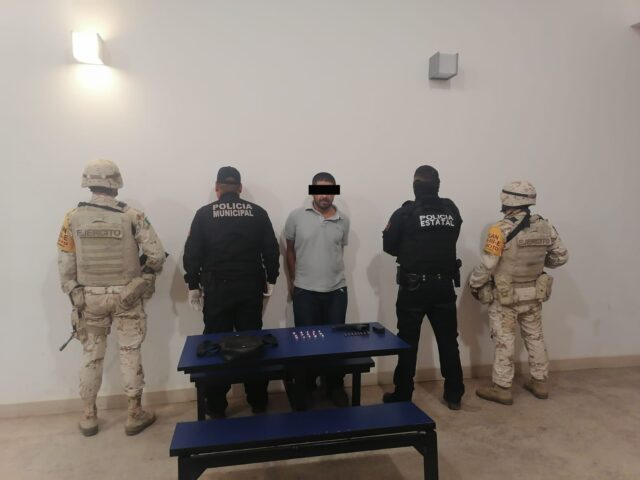 CAPTURA LA POLICÍA MUNICIPAL A HOMBRE POR PRESUNTO DELITO CONTRA LA SALUD Y PORTACIÓN DE ARMA DE FUEGO