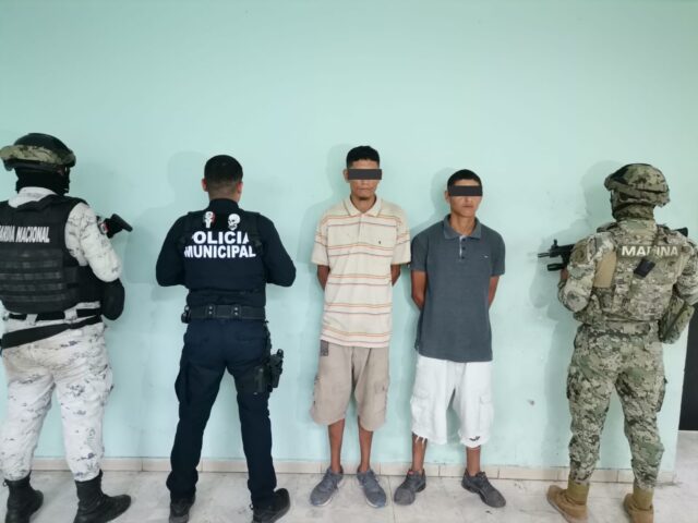 DETIENEN AGENTES DE LA POLICÍA MUNICIPAL A DOS SUJETOS POR PRESUNTO DELITO CONTRA LA SALUD