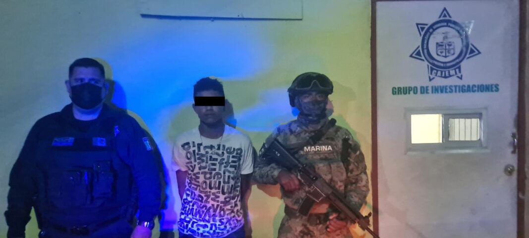 APREHENDEN ELEMENTOS DE LA POLICÍA MUNICIPAL A SUJETO POR PRESUNTO DELITO CONTRA LA SALUD