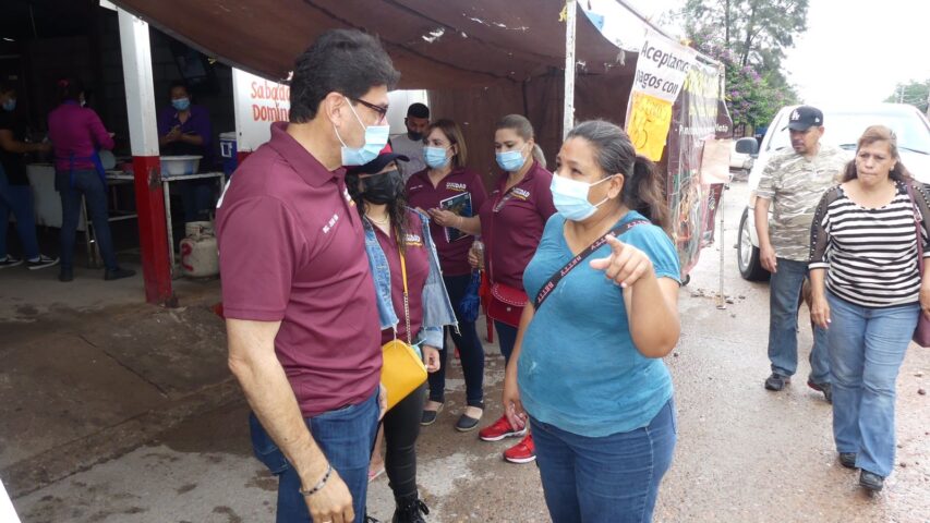 El Alcalde electo Juan Gim, visita el tianguis de la colonia Luis Colosio.