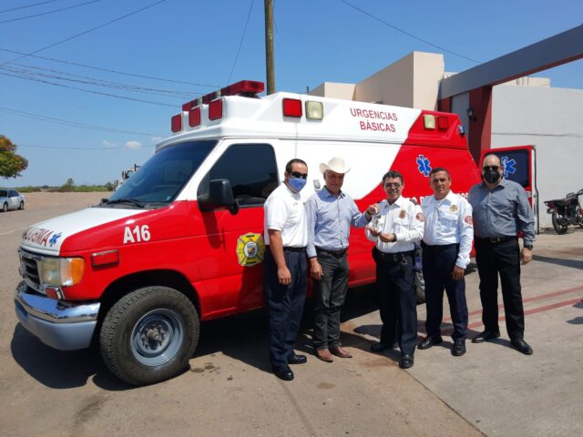 Presidente Ramón Díaz entregó ambulancia y equipo a bomberos