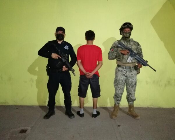 AGENTES DE LA POLICÍA MUNICIPAL DETIENEN A SUJETO POR PRESUNTA PORTACIÓN DE ARMA BLANCA