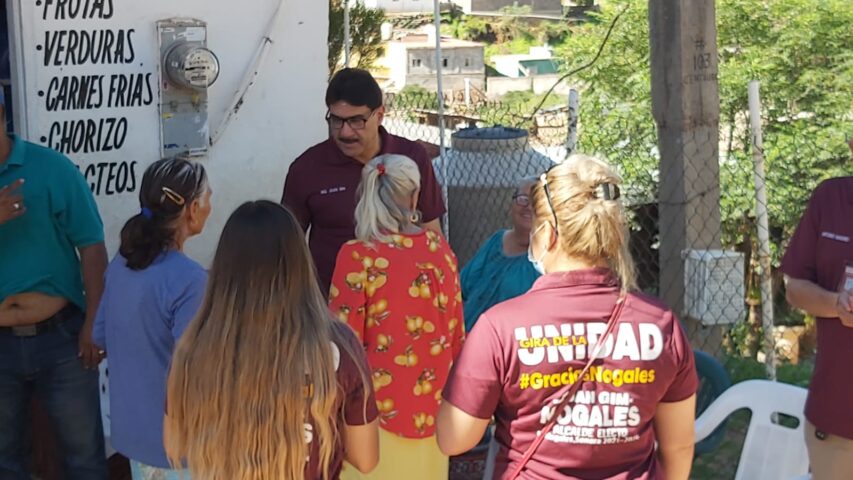 Visita Juan Gim Nogales a vecinos de Colinas del Sol durante la Gira de la Unidad