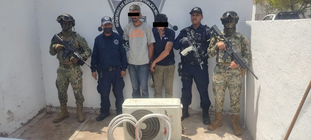 DETIENEN ELEMENTOS DE LA POLICÍA MUNICIPAL A PRESUNTOS LADRONES DE PLANTEL EDUCATIVO