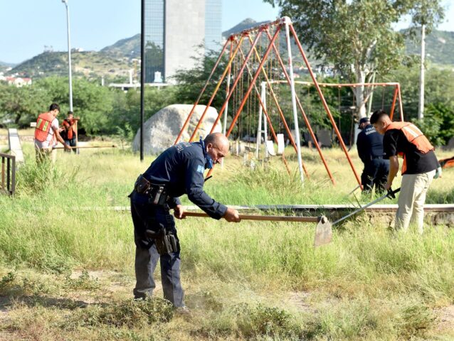 Participan menores infractores en limpieza de parque