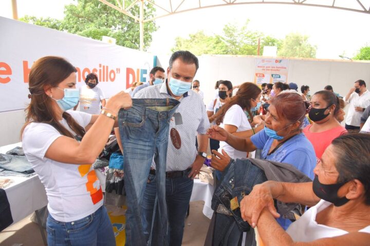 Aprovechan familias de Miguel Alemán bazar organizado por DIF Hermosillo