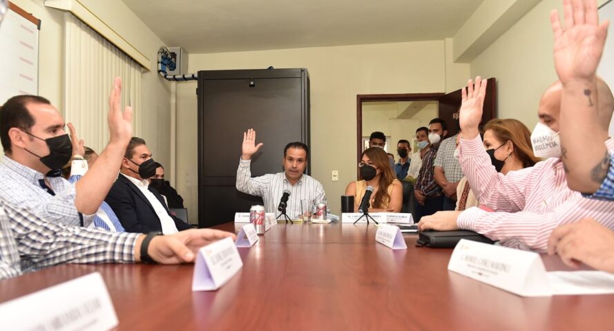 Toma protesta Toño Astiazarán a directora de Alumbrado Público