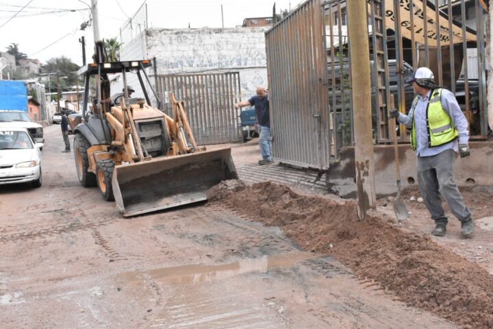 Desazolvan sistema pluvial de Nogales