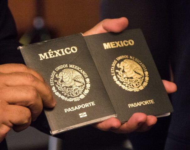 Pasaporte mexicano de menores de 18 años incluirá fotos de los padres