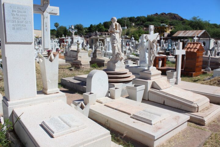 Invitan a tramitar permisos para venta ambulante en cementerios locales