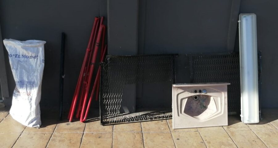 Dos personas fueron detenidas tras ser sorprendidas cometiendo un robo con violencia en un plantel educativo.