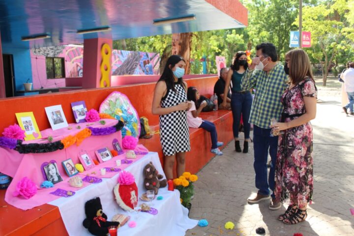 ACUDEN EN FAMILIA ALCALDE Y PRESIDENTA DEL VOLUNTARIADO DE DIF CAJEME A MUESTRA DE LA NUEVA TRADICIÓN DE ALTARES EN PARQUE INFANTIL OSTIMURI
