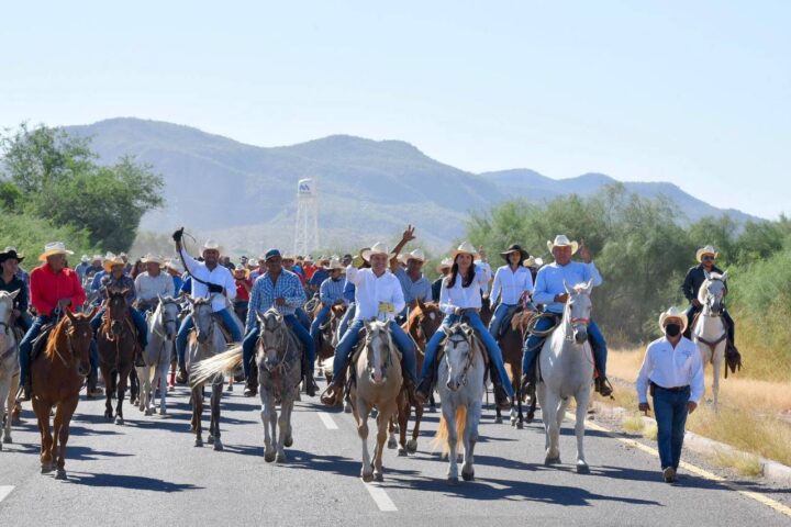 Participan Toño Astiazarán y esposa en Cabalgata San Judas Tadeo