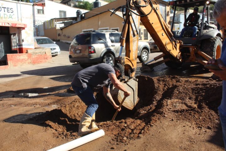 ATIENDE OOMAPAS RUPTURA DE TUBERÍA DE AGUA POTABLE