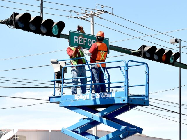 Supervisa Toño Astiazarán colocación de nomenclatura en Hermosillo