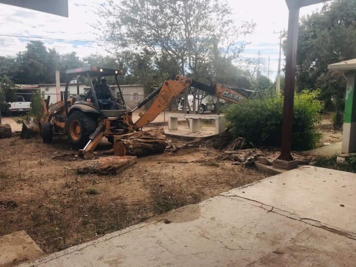 Protección Civil y Servicios Públicos apoyan con la limpieza de escuela primaria de la comunidad de Campo 9