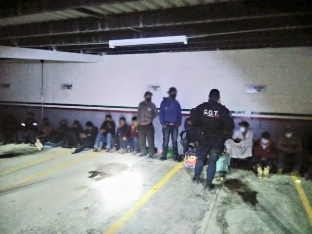 LOGRA SEGURIDAD PÚBLICA RESCATAR A 53 INDOCUMENTADOS Y 1 CONNACIONAL, PRIVADOS DE LA LIBERTAD