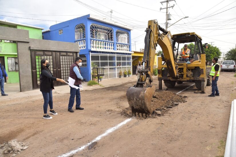 PONE EN MARCHA LAMARQUE CANO OBRA DE PAVIMENTACIÓN Y LÍNEA DE AGUA POTABLE EN CALLE VALLE DE EUCALIPTO