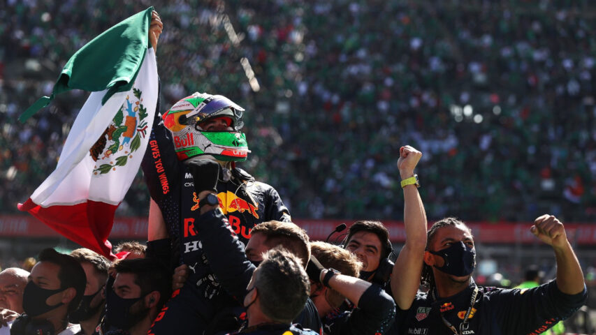 ‘Checo’ Pérez hace historia, sube al podio en el Gran Premio de México