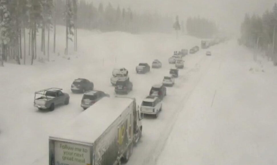 Cierre de carreteras en Los Ángeles California, por tormenta invernal.