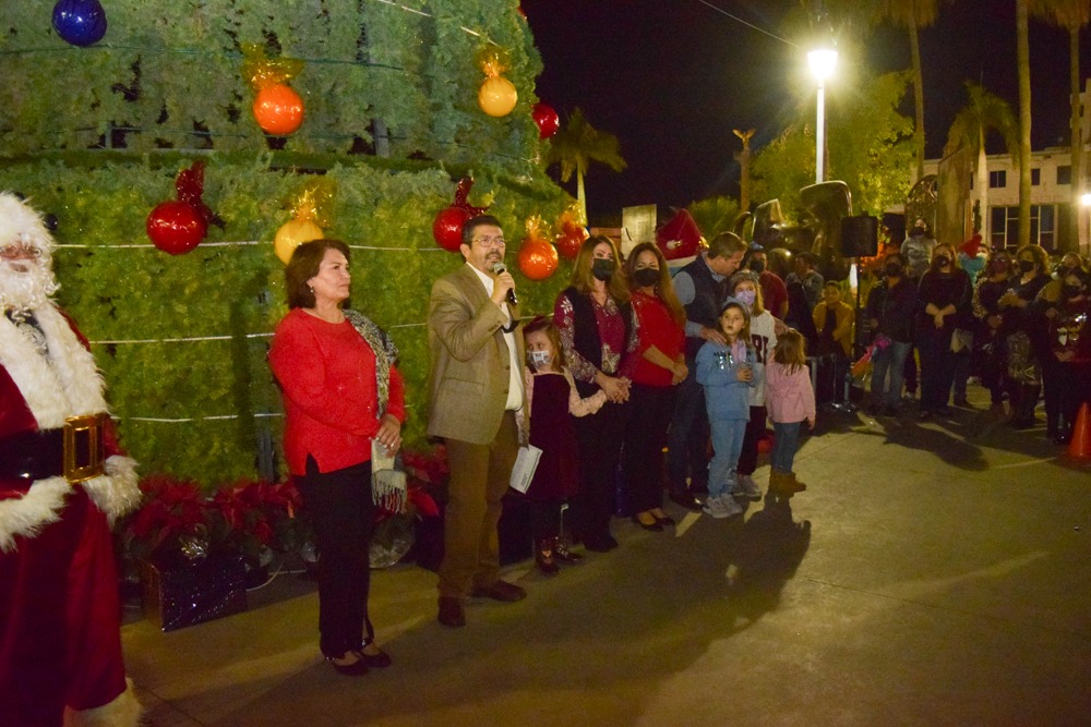 Enciende presidente Mario “Mayito” Martínez árbol de Navidad en la Plaza 5 de Mayo