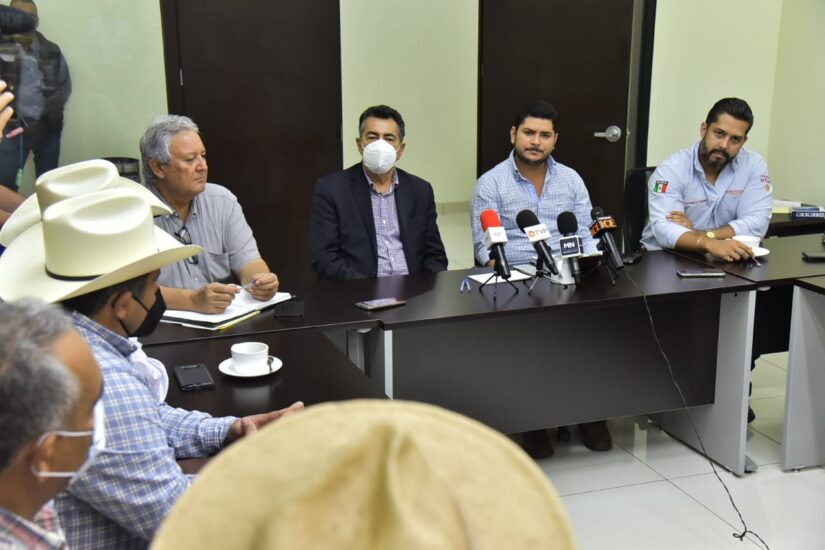 DA BIENVENIDA ALCALDE A CAJEME AL COORDINADOR GENERAL DE GANADERÍA DE LA SADER