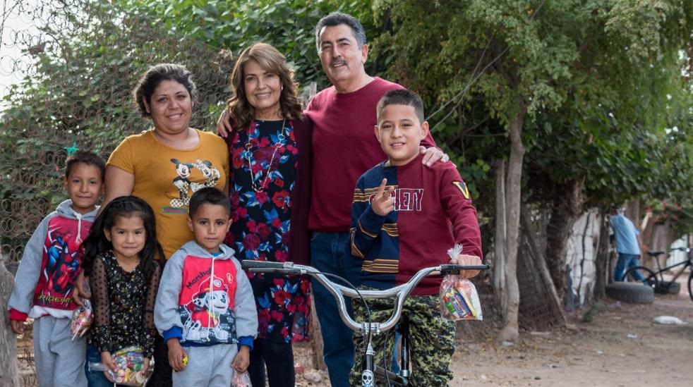 ALCALDE JAVIER LAMARQUE Y MTRA. PATRICIA PATIÑO CUMPLEN EL DESEO DE NAVIDAD DEL PEQUEÑO ÁNGEL DE TENER UNA BICICLETA