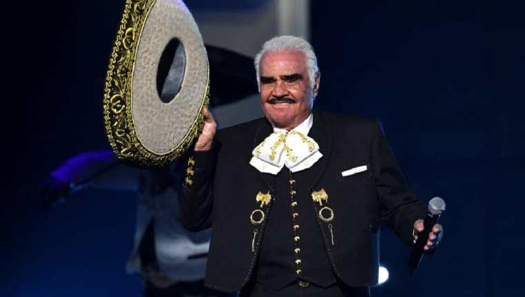 Vicente Fernández en terapia intensiva, piden oraciones por su salud