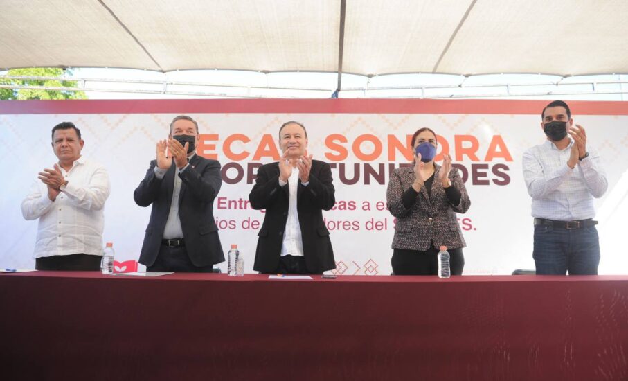 Entrega gobernador Alfonso Durazo becas a hijas e hijos de trabajadores públicos